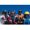 enfants skis epaules