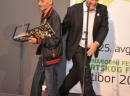 Mihajlo Todorović sa nagradom i Vladan Tomčić