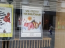 Izlog Francuskog instituta sa plakatom filma "Vsi gremo na smucanje"