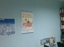 Plakat filma na zidu kancelarije SkiBus-a "Svi idemo na skijanje"