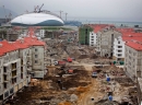 Olimpijsko selo i borilišta gradi oko 100.000 radnika. Soči je trenutno najveć gradilište u Evropi.