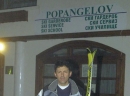 Ispred svog hotela i ski servisa