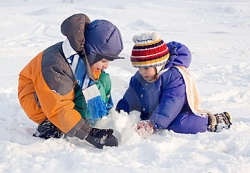 children plays to snow