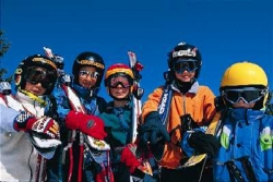 enfants skis epaules