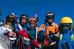 enfants skis epaules